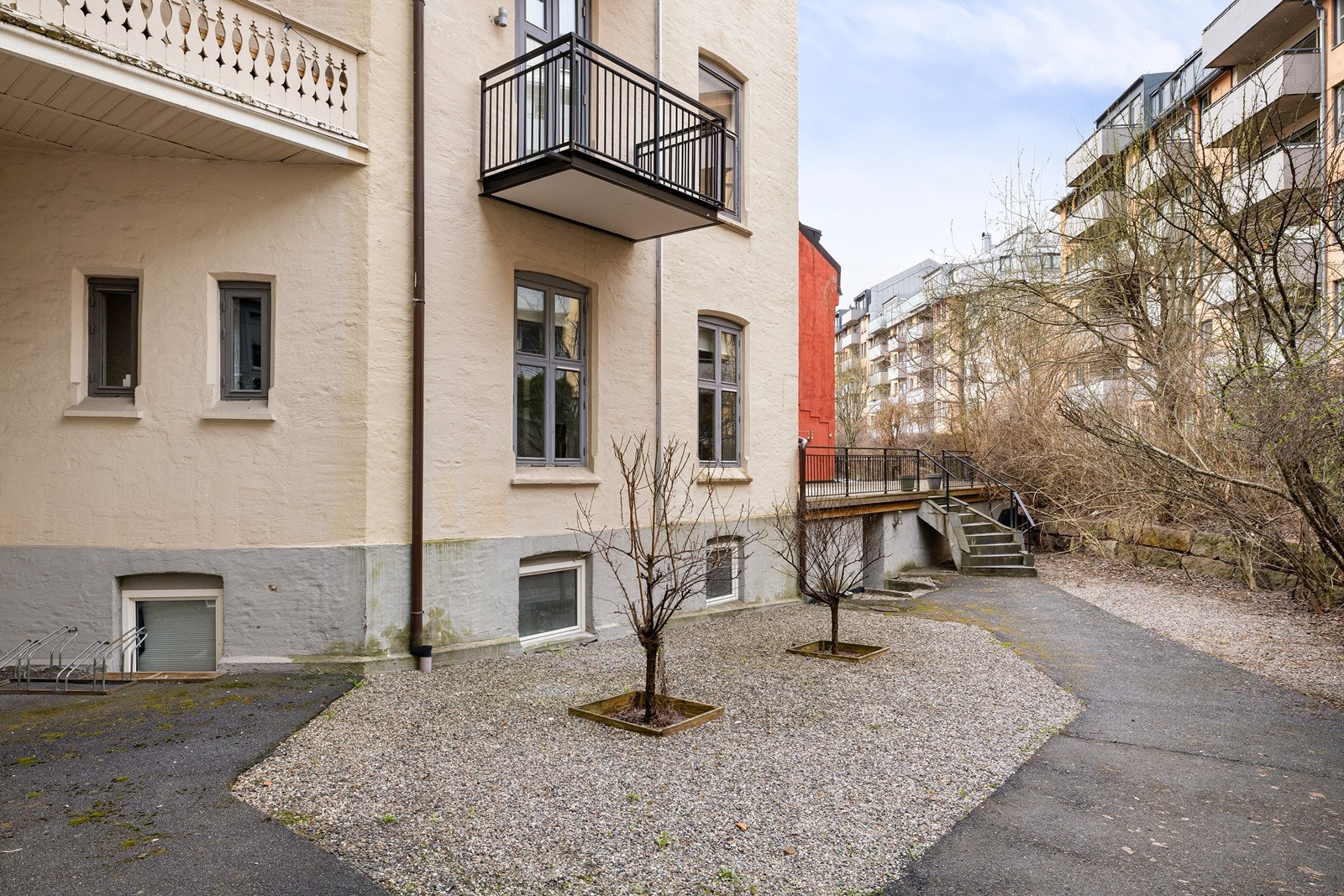 Skjermet og rolig bakgård med felles terrasse. Galleribilde