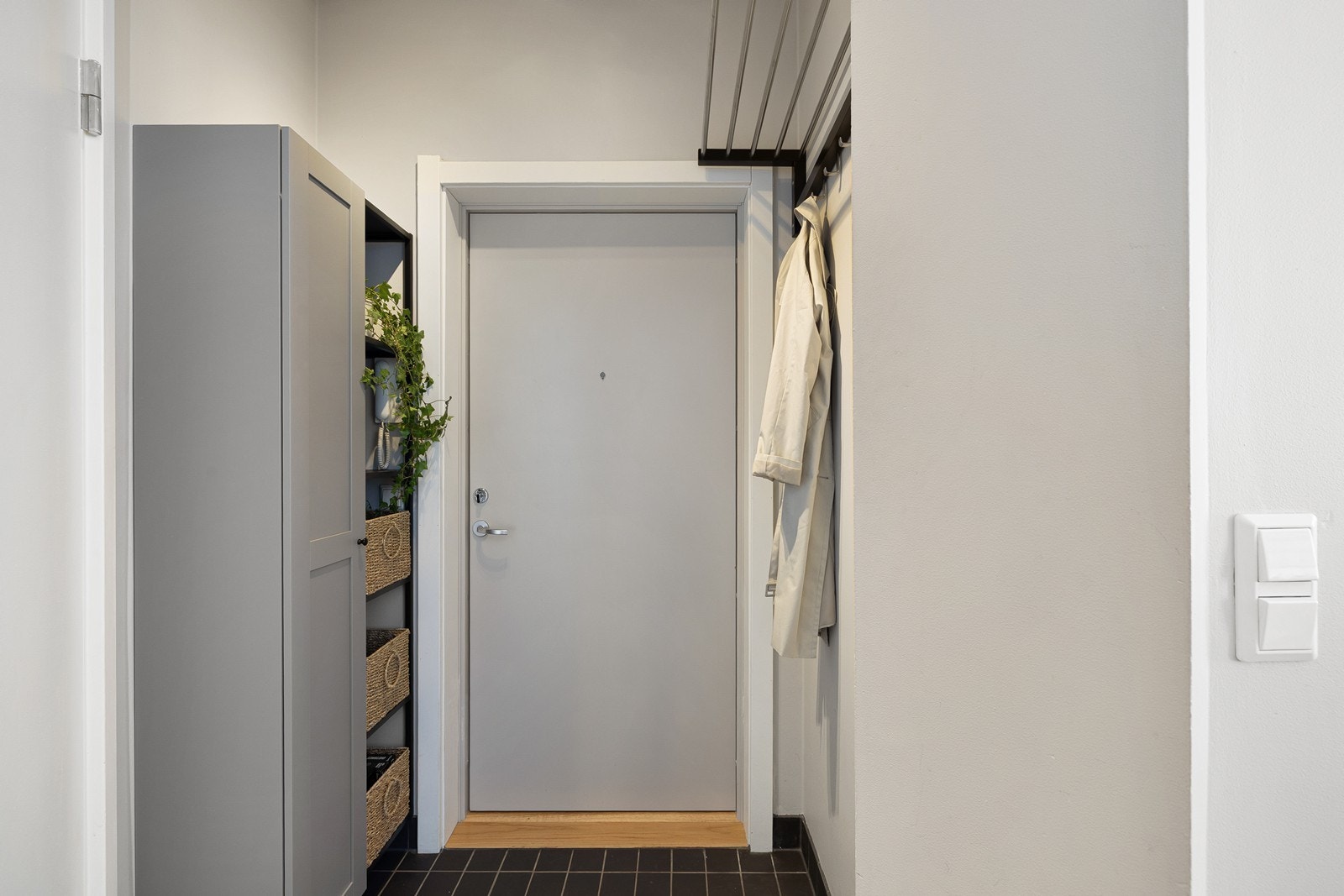 Praktiske løsninger med oppheng og oppbevaringsmøbel bidrar til en ryddig og funksjonell inngangssone. Galleribilde