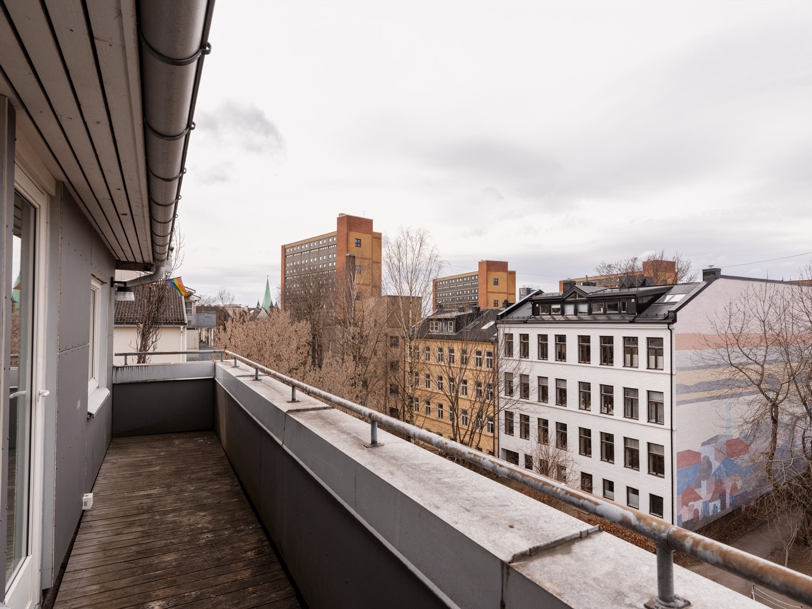 Vestvendt balkong på ca. 8 kvm med gode solforhold og plass til sittegruppe. Galleribilde
