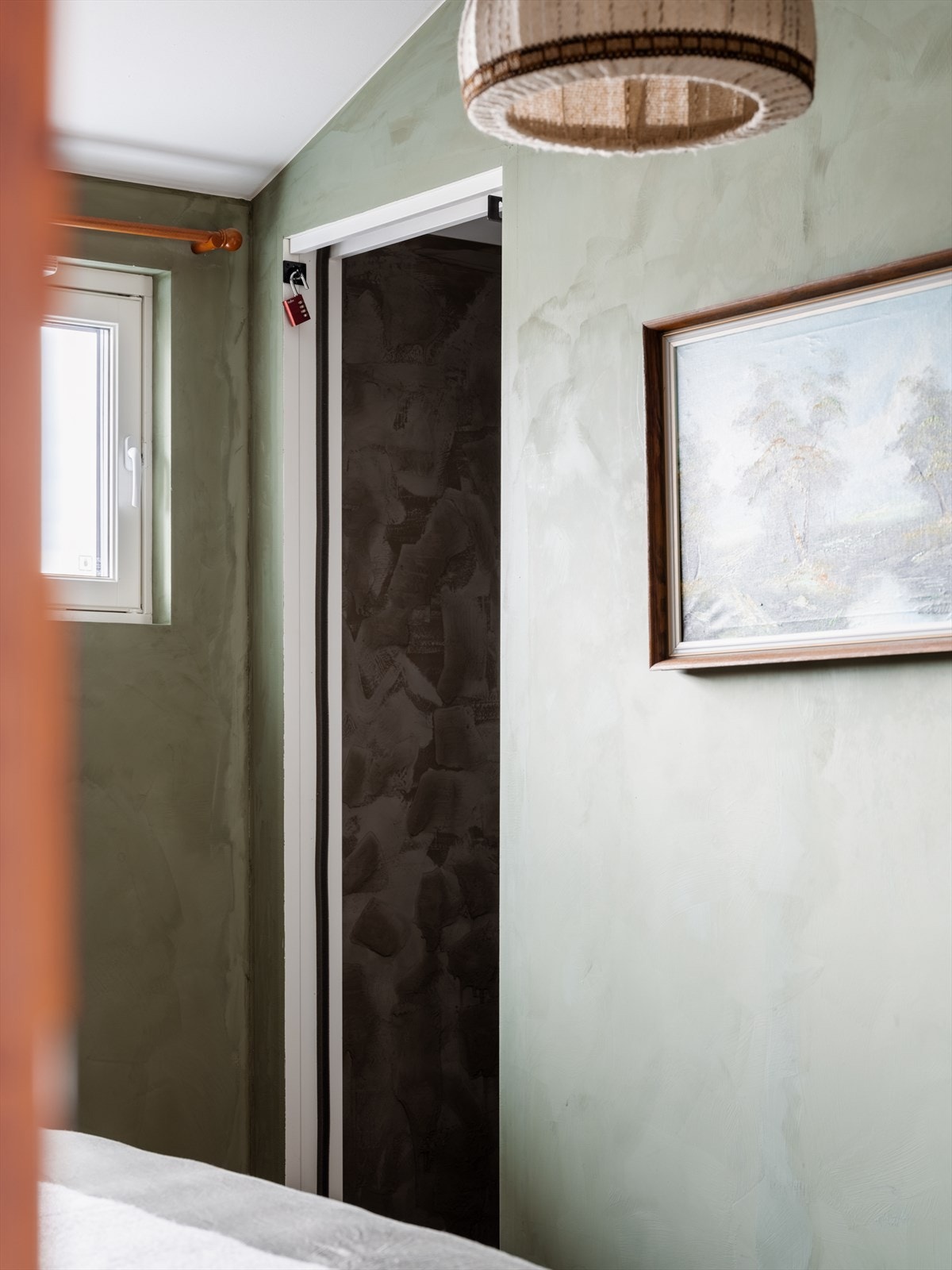 Rikelig med oppbevaringsplass i egen walk-in garderobe tilknyttet soverommet. Galleribilde