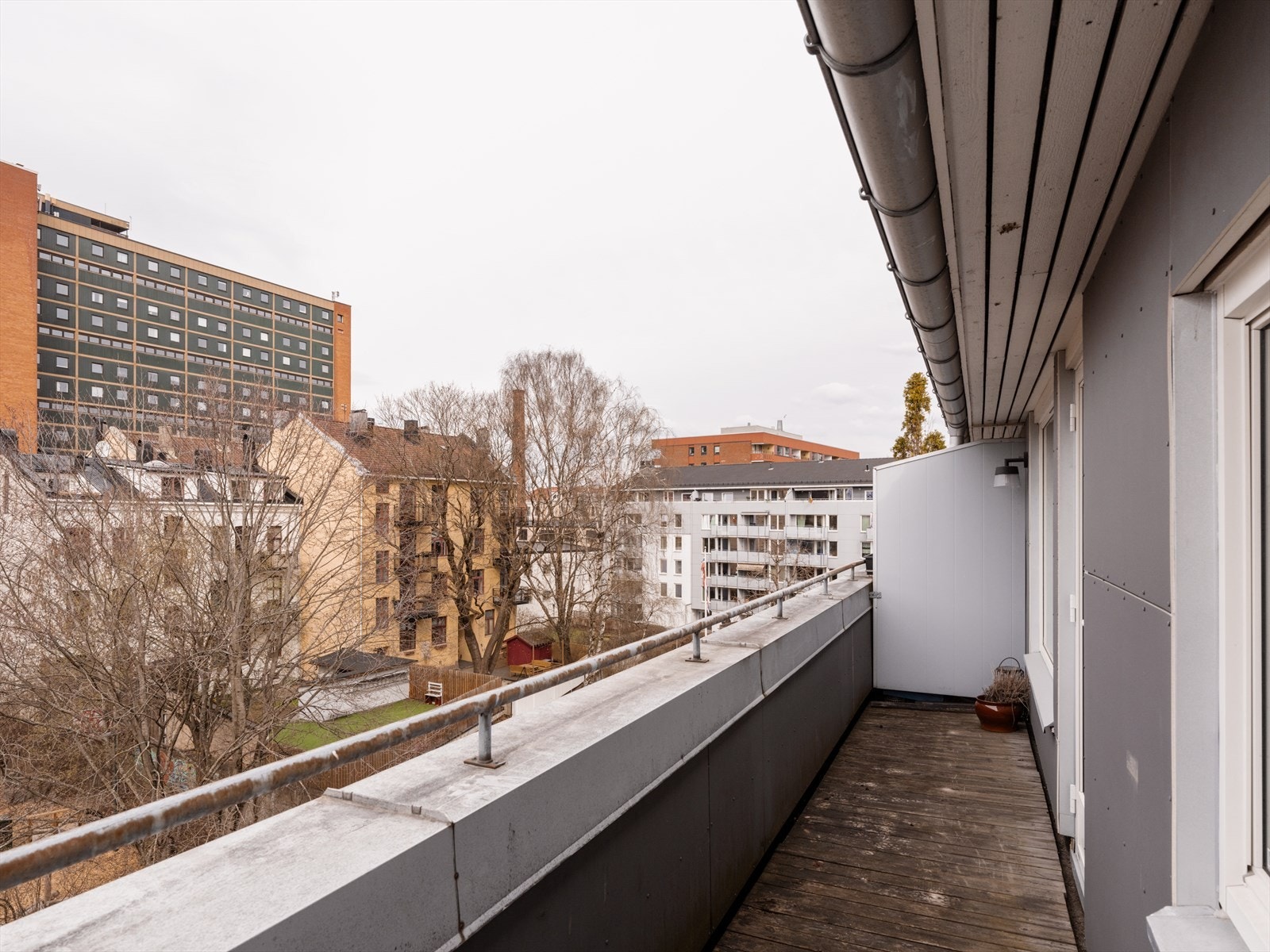 Her kan man nyte ettermiddags- og kveldssol i rolige omgivelser. Galleribilde