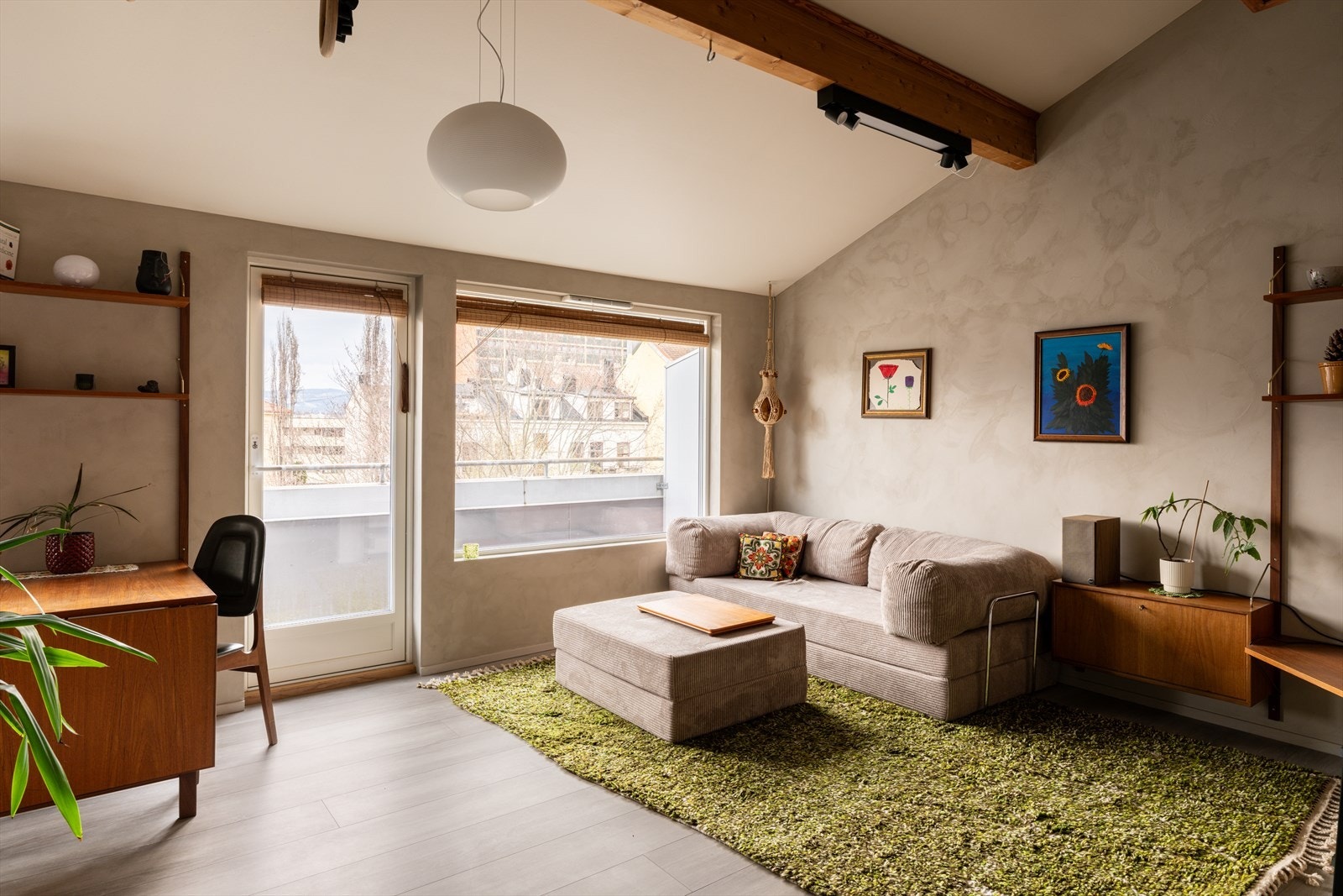 Her er det plass til både sofa- og sittegruppe, og de store vindusflatene gir rikelig med naturlig lys. Galleribilde
