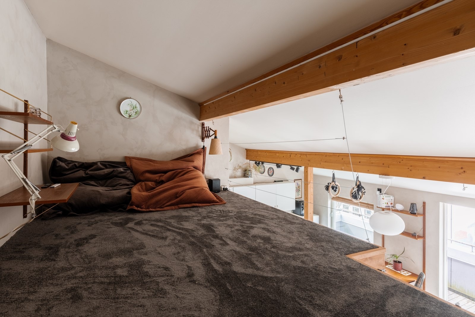 Her er det plass til seng eller madrass, og området egner seg godt som soveplass eller en hyggelig TV-/avslapningssone. Galleribilde