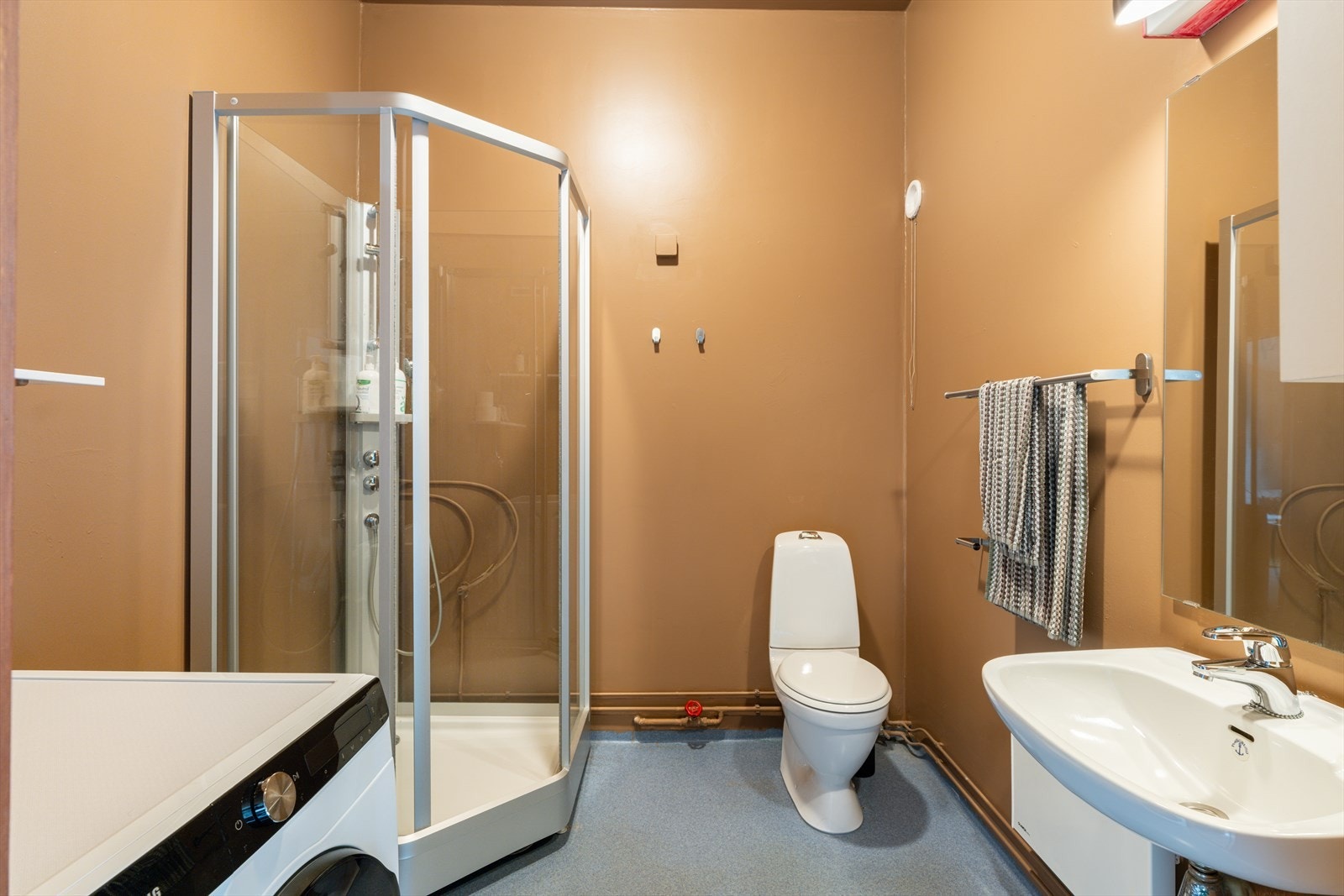 Badet har en eldre standard, men fremstår som funksjonelt med alt man trenger i hverdagen. Galleribilde