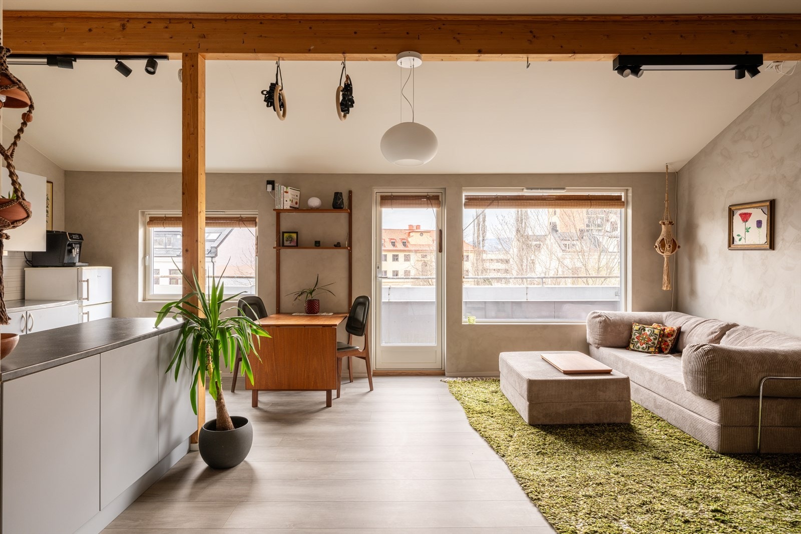 Leiligheten oppleves som varm og harmonisk, med en fin kombinasjon av moderne løsninger og personlige detaljer. Galleribilde