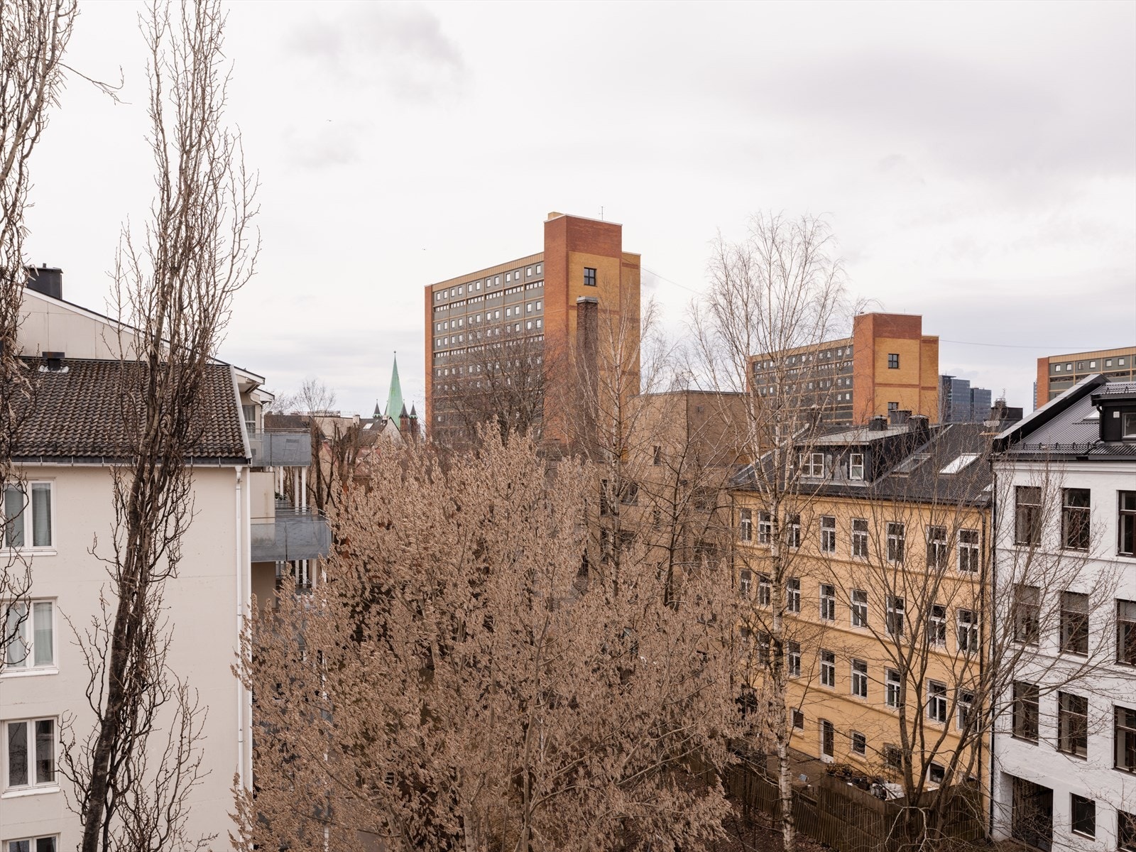 Balkongen har utsyn mot felles grøntarealer og omkringliggende bebyggelse. Galleribilde