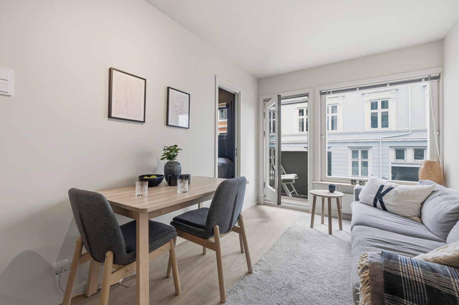 Overflatene ble oppgradert i 2025 og rommet fremstår moderne Galleribilde