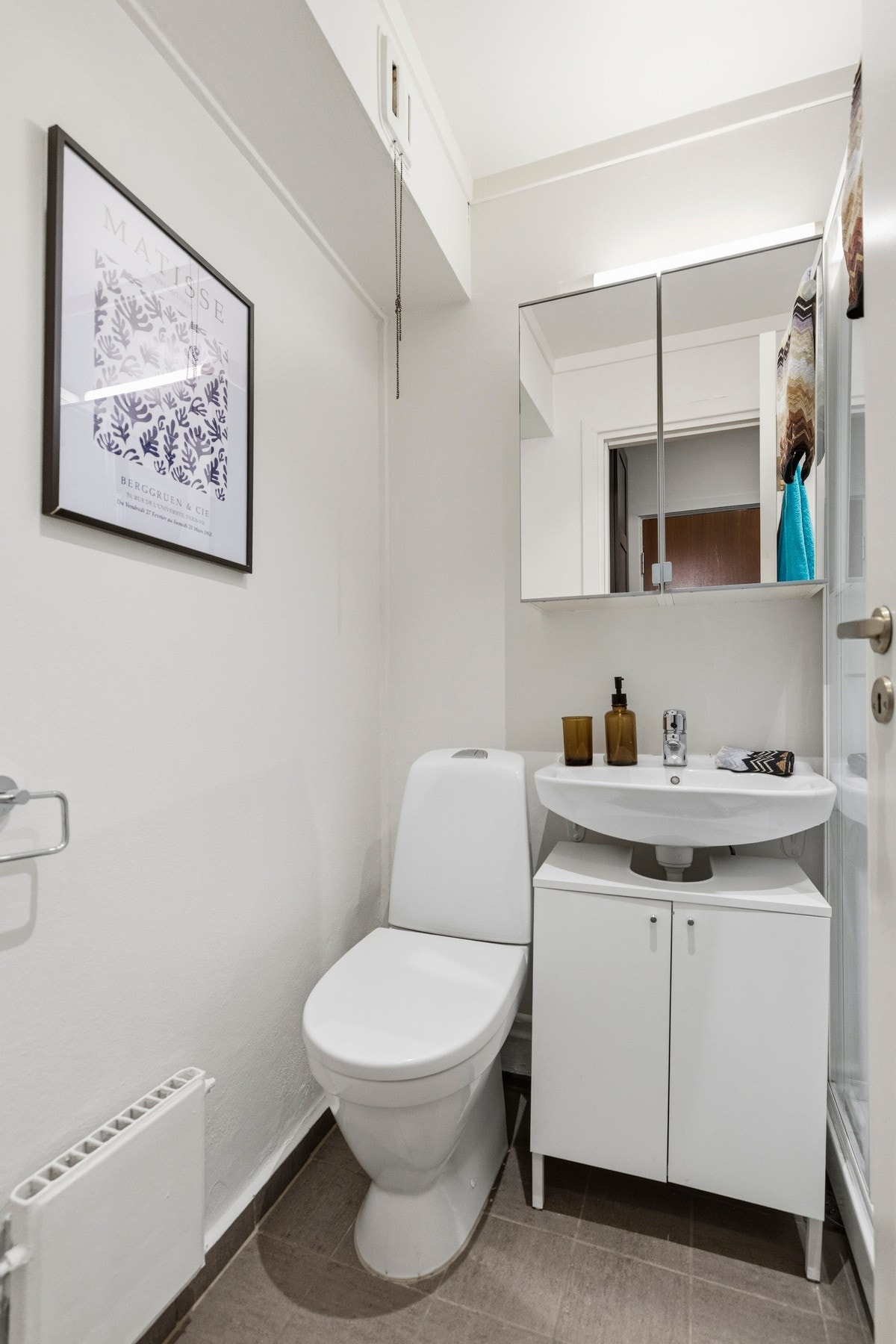 Badet er av eldre dato og har en romhøyde på 2,35 meter Galleribilde
