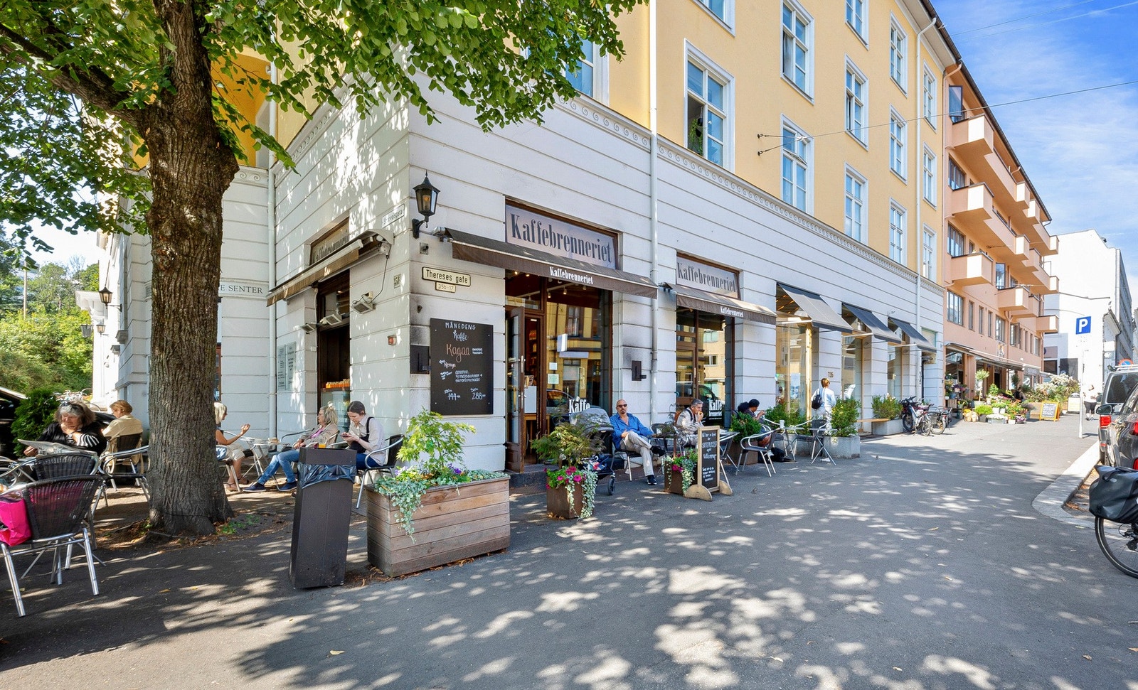 Området er kjent for sitt levende bymiljø med et stort utvalg av kaféer og restauranter i nærområdet Galleribilde