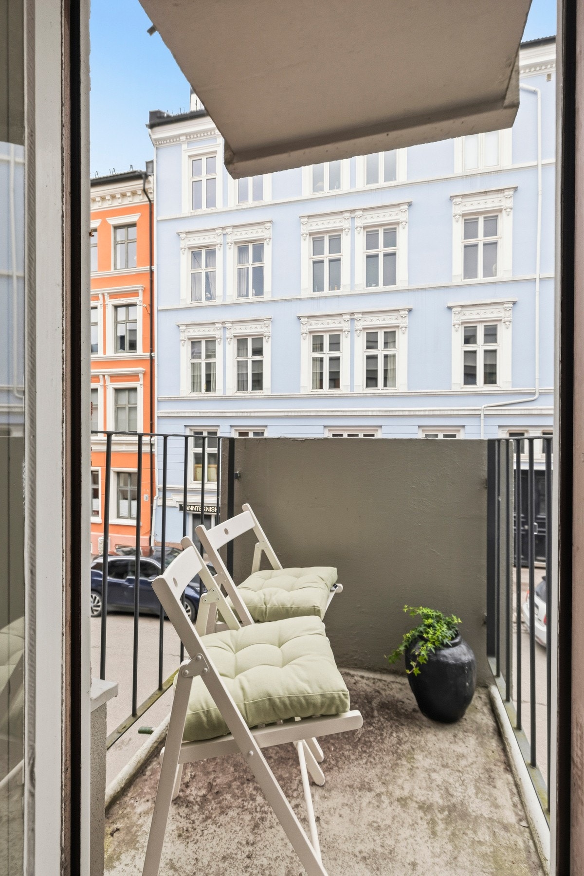 Fra stuen er det utgang til en balkong, målt til ca. 1,2 m² Galleribilde