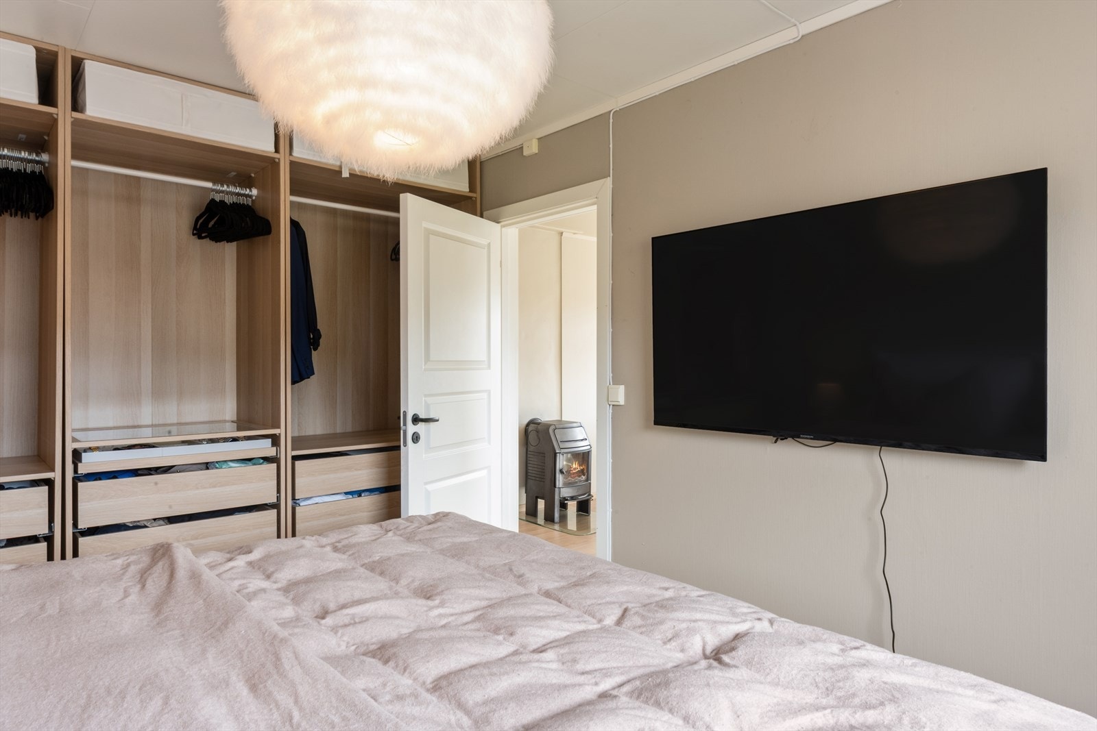 Soverommet er av god størrelse og har godt med plass til garderobe Galleribilde