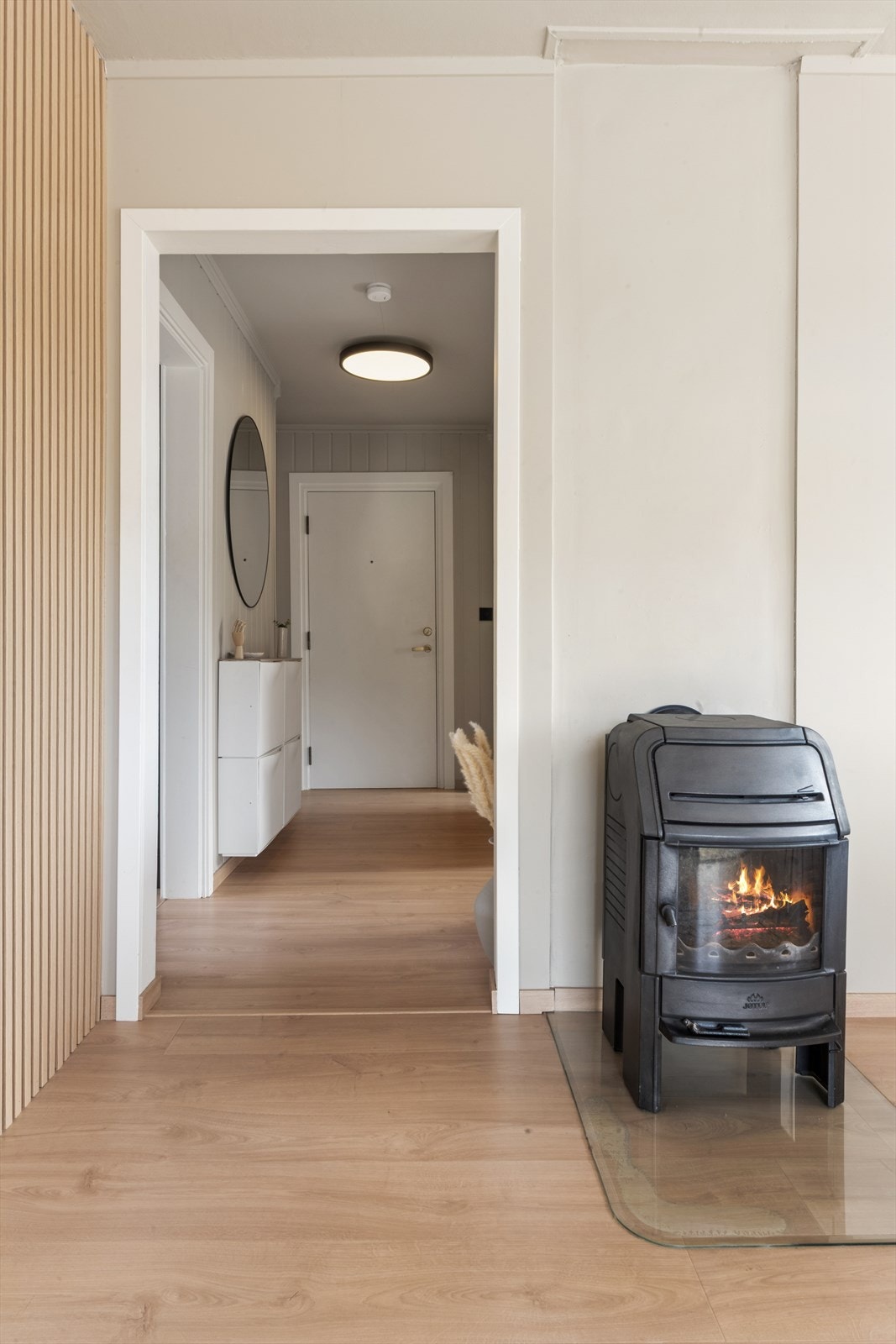 Inn fra gangen kommer man til en fin og lys stue Galleribilde