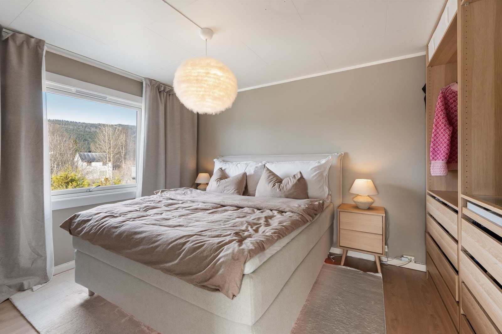 Fra stuen kommer man til hovedsoverommet Galleribilde