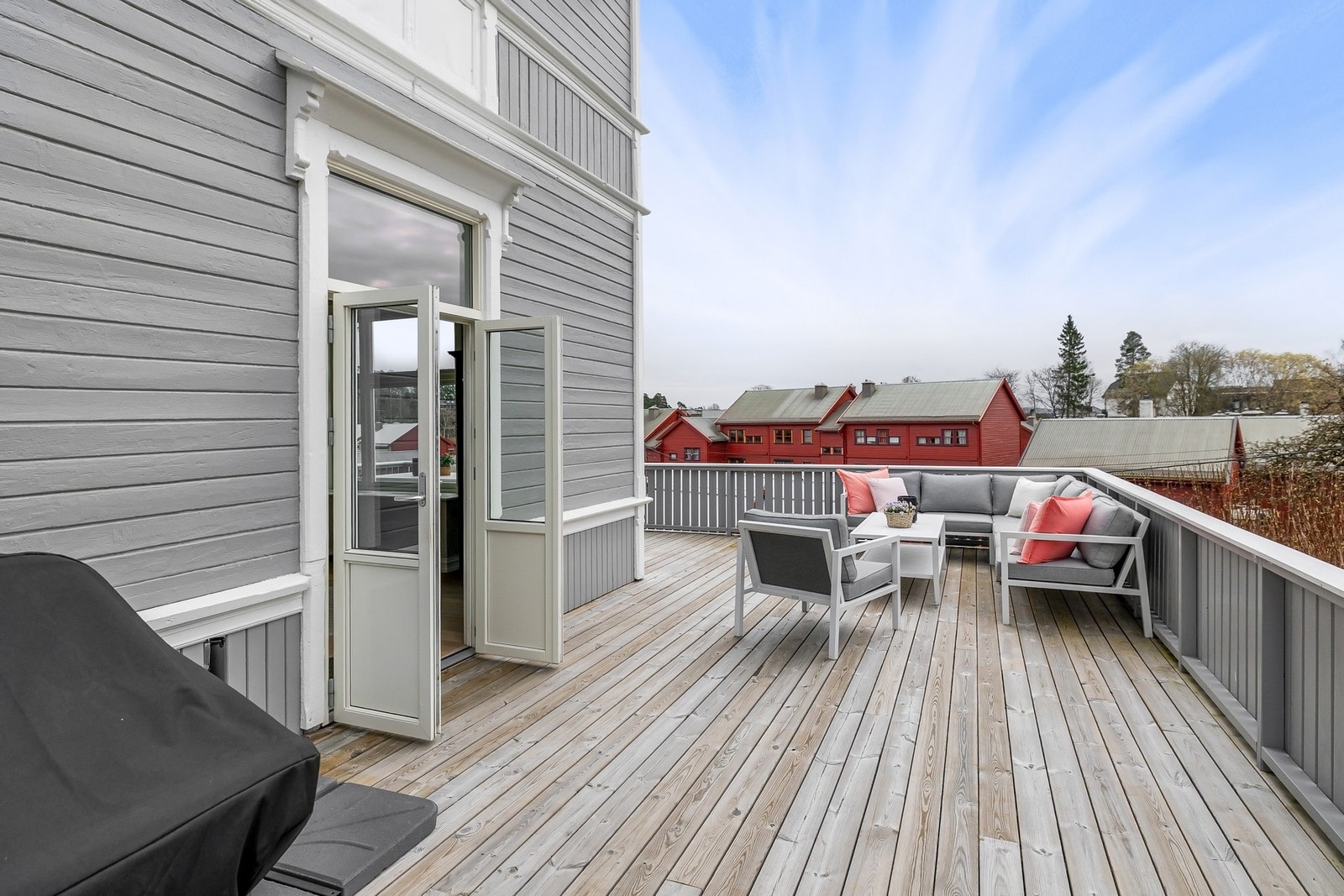 Fra spisestuen er det direkte adgang til en stor, solrik terrasse. Fra terrasse er det trapp ned til hagen. Galleribilde