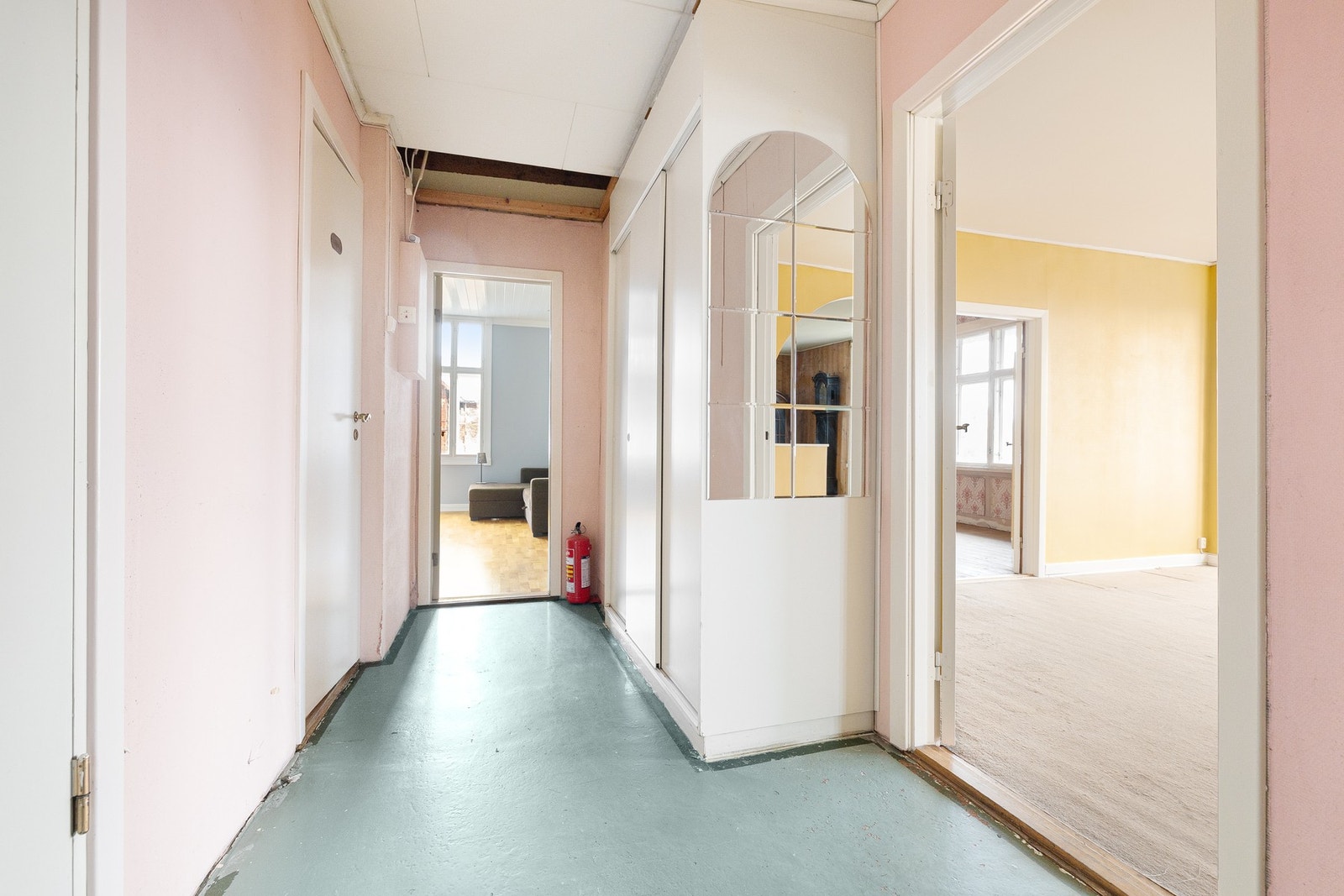 2. etasje. Både 2. og 3. etasje har oppgraderingsbehov, men også med et stort potensiale. Galleribilde