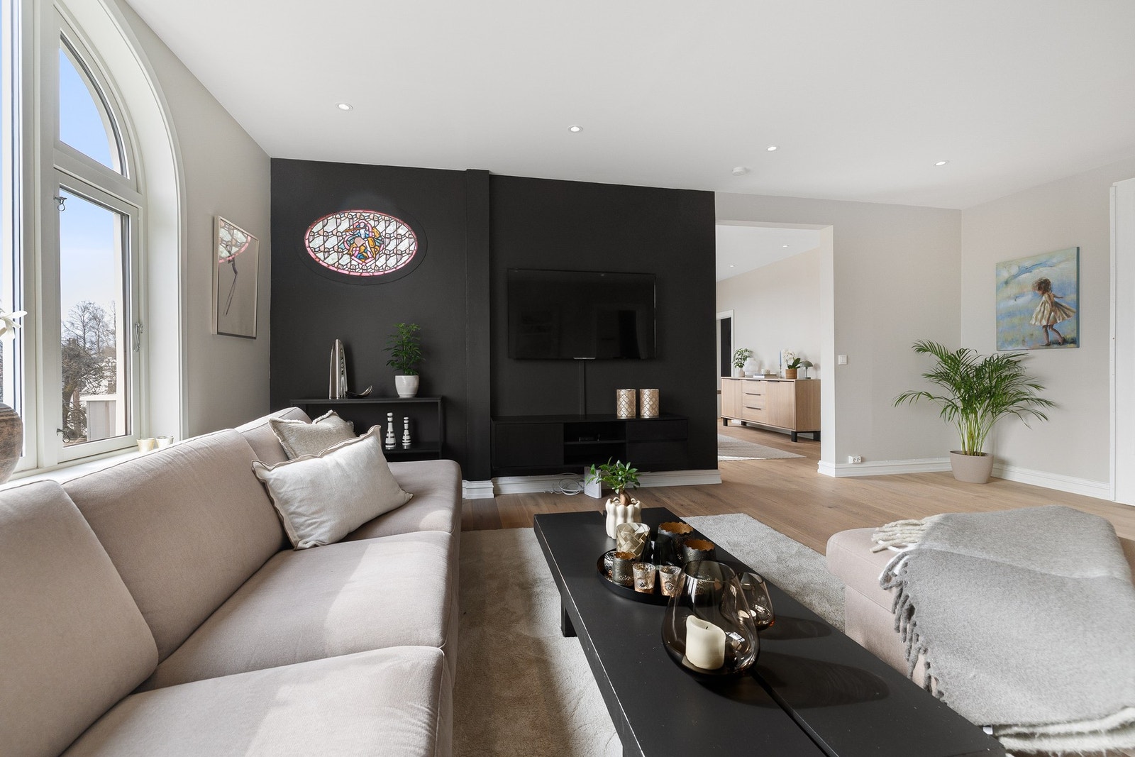 God plass til en stor hjørnesofa, sofabord, tv- møblement etc. Galleribilde