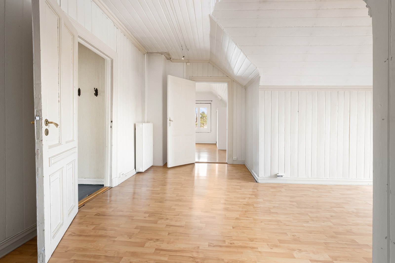 Tilbake i stuen, sett mot leilighetens soverom. Galleribilde