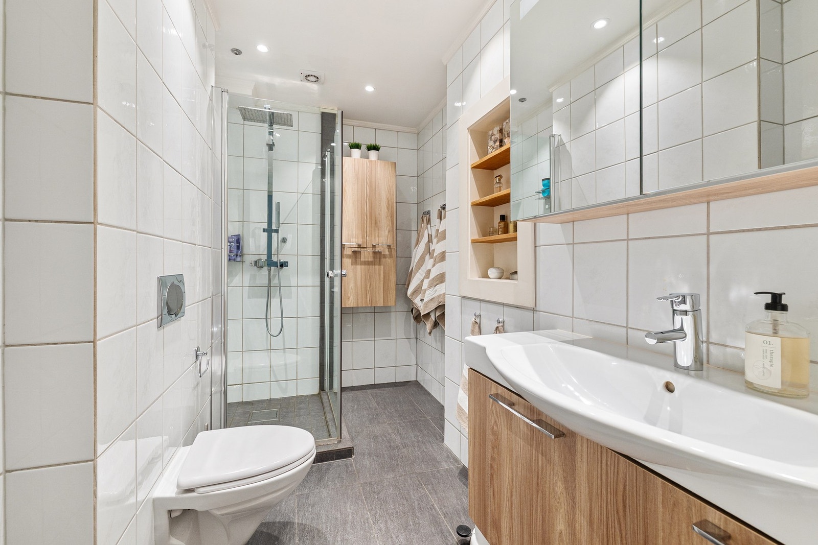 Badet er opplyst pusset opp ca. år 2000, og overflateoppusset med flis på flis i 2012. Galleribilde