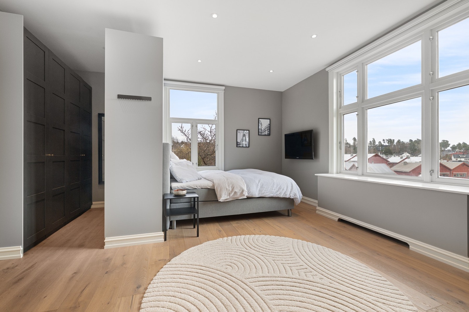 Meget romslig hovedsoverom (brukes i dag som soverom til en av ungdommene i familien). 2 store vinduer sørger for svært gode lysforhold. Galleribilde