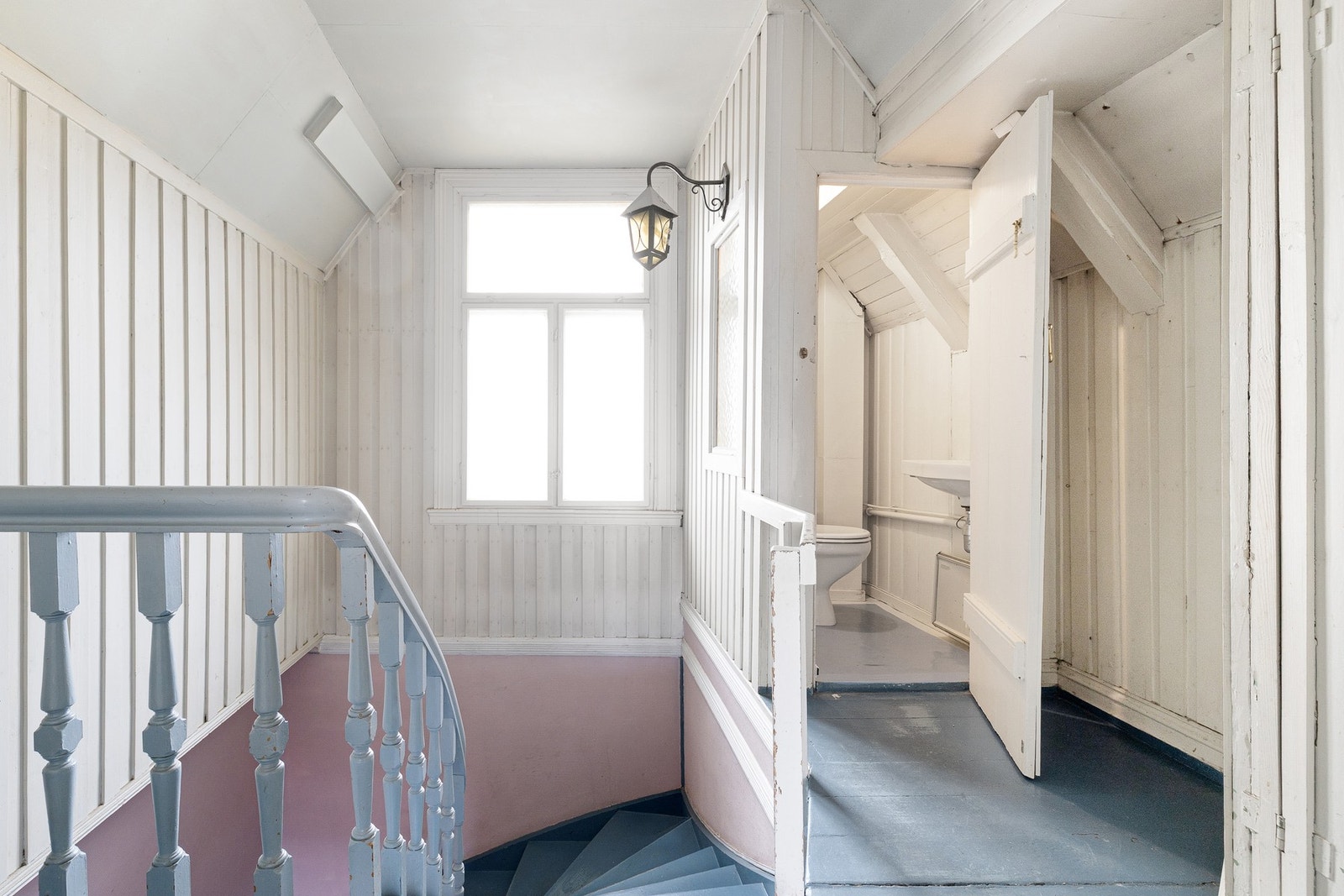 Trapp opp til 3.etg. Toalett ifm. trappoppgangen. Galleribilde