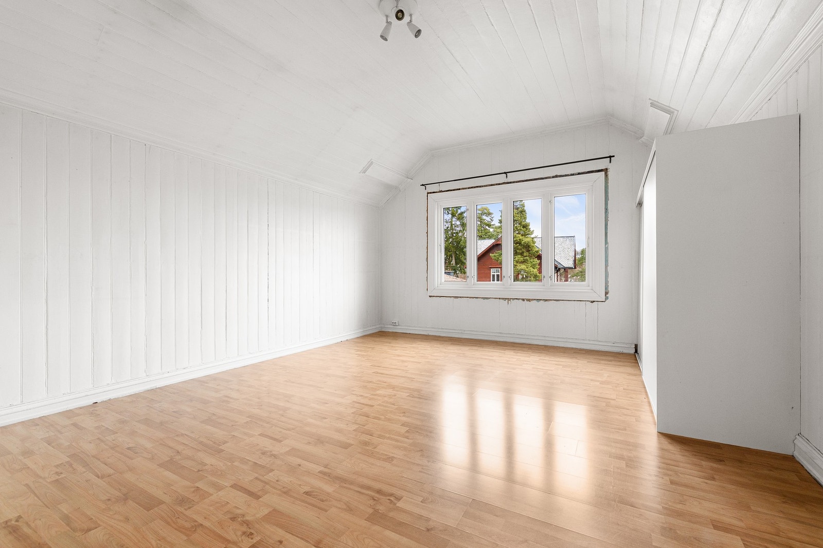 Lyst og romslig soverom. Galleribilde