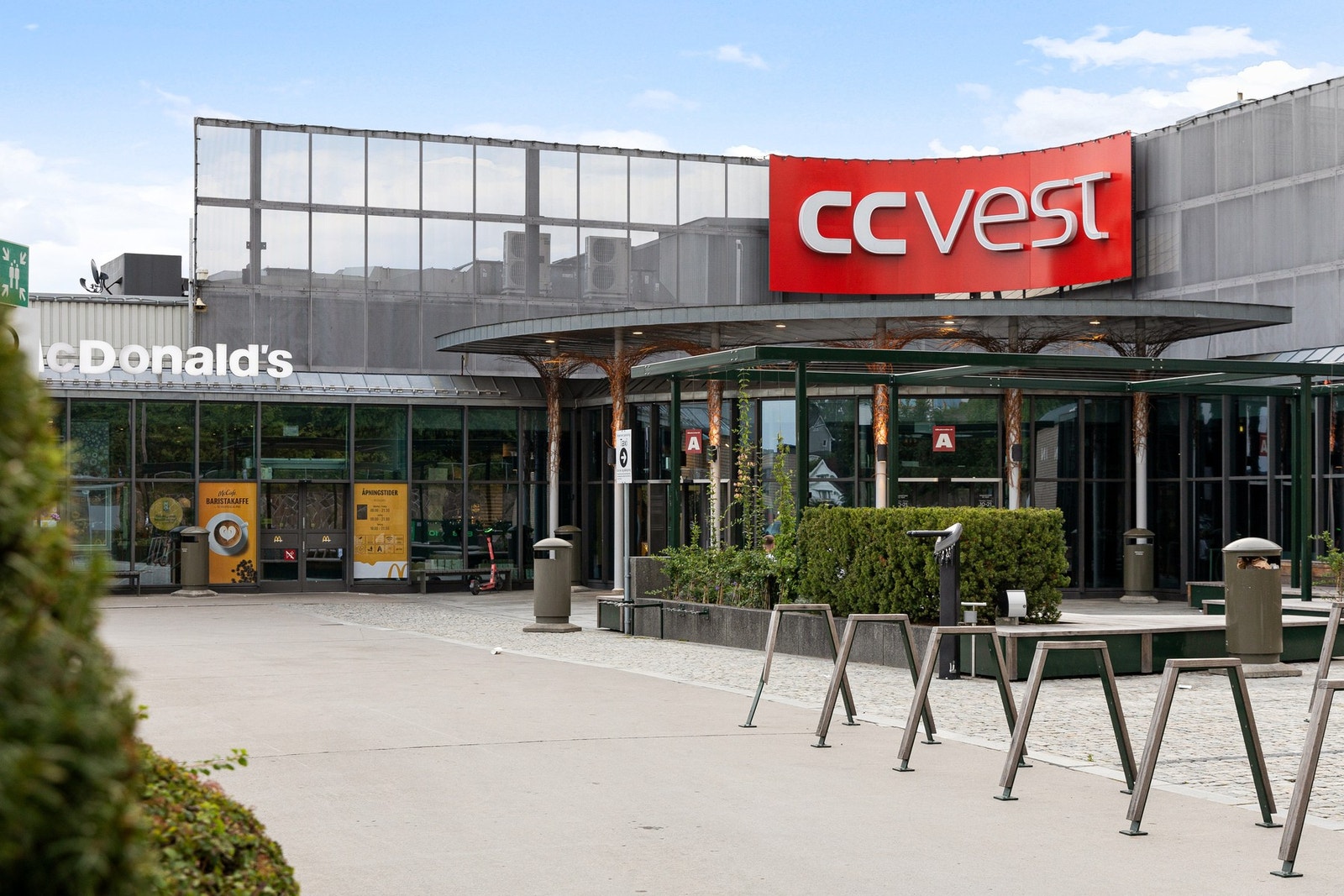 Nærområdet - CC vest i umiddelbar nærhet, med "alt" man trenger i hverdagen. Galleribilde