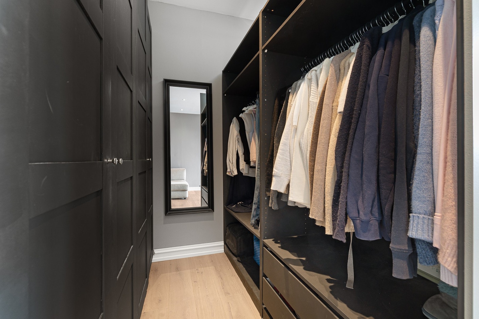 Her har man etabablert en praktisk "walk in closet" som sørger for etterlengtet lagringsplass og god oversikt. Galleribilde