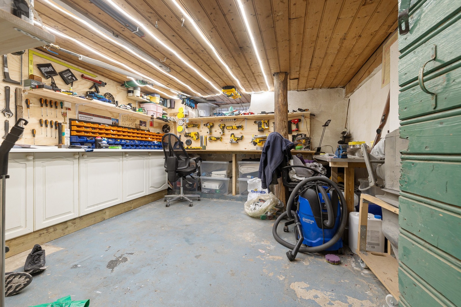 I kjelleren finnes det noe for enhver. Eget arbeidsrom for den nevenyttige. Galleribilde