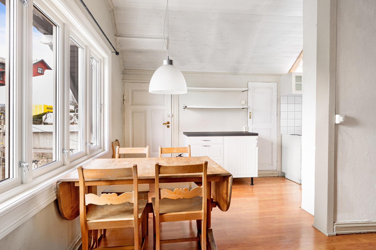 Kjøkken med god plass til spisebord. Galleribilde