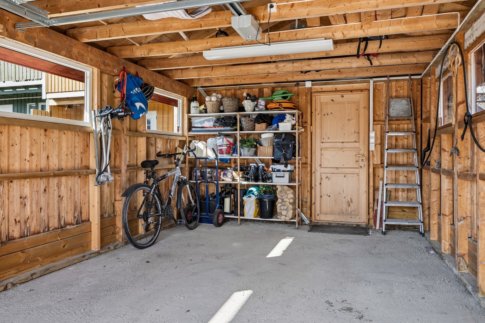 Garasjen har et bruksareal på ca. 19 m² og er utstyrt med elbillader. Galleribilde