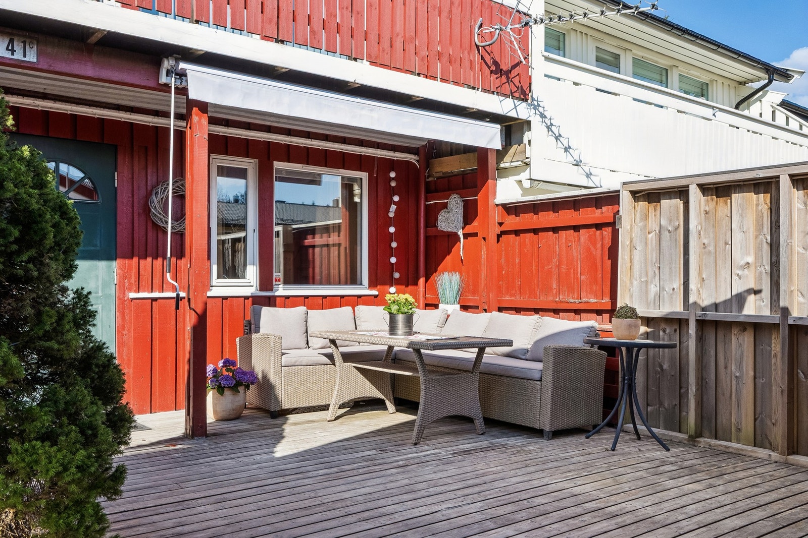 Fin og delvis skjermet sone for utemøblement like ved inngangspartiet. Galleribilde