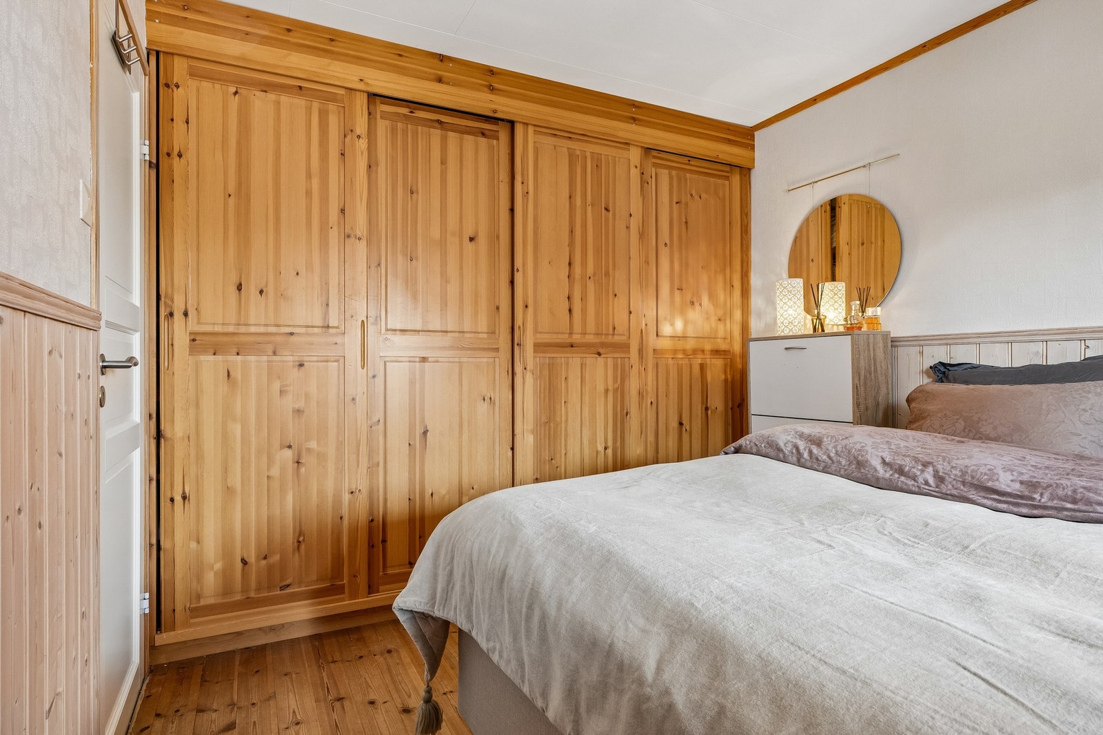 Praktisk med skyvedørgarderobe for oppbevaring av klær og tilbehør. Galleribilde