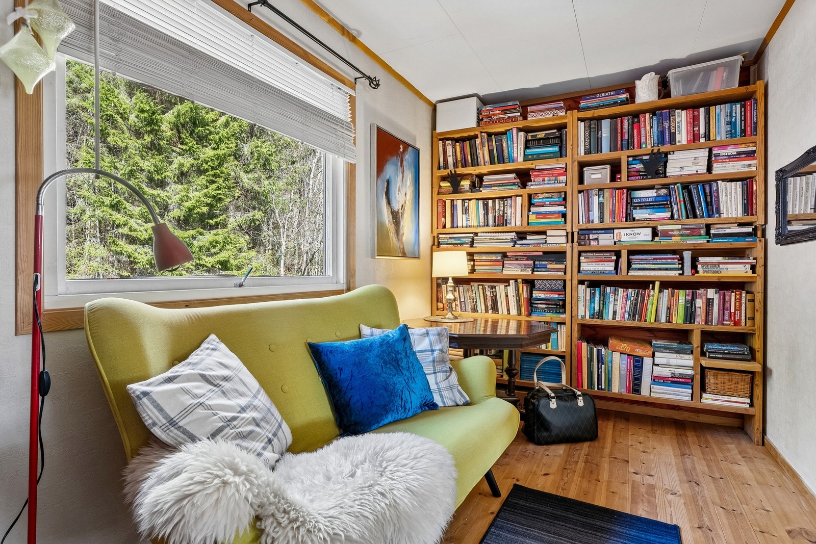 Soverom i hovedplanet med utgang til hage i bakkant av boligen. Galleribilde