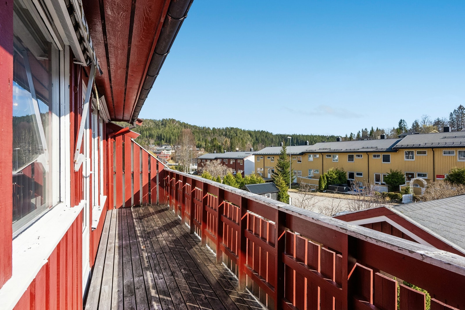 Enkel terrasse med mulighet for en enkel sittegruppe for utemøblement. Galleribilde
