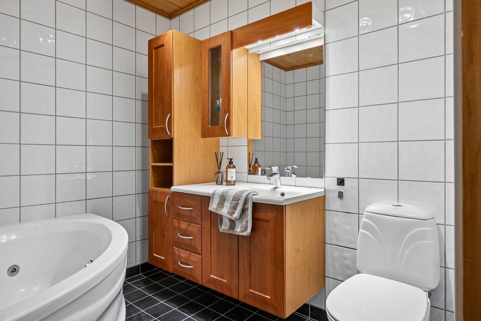 Badet ble sist renovert i 2003 og har oppvarming via elektriske varmekabler i gulvet. Galleribilde