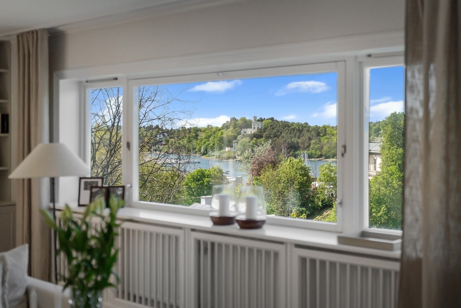 Boligen har flotte lysflater fra tre sider og nydelig utsikt mot Frognerkilen som gir et vakkert lysbilde. Galleribilde