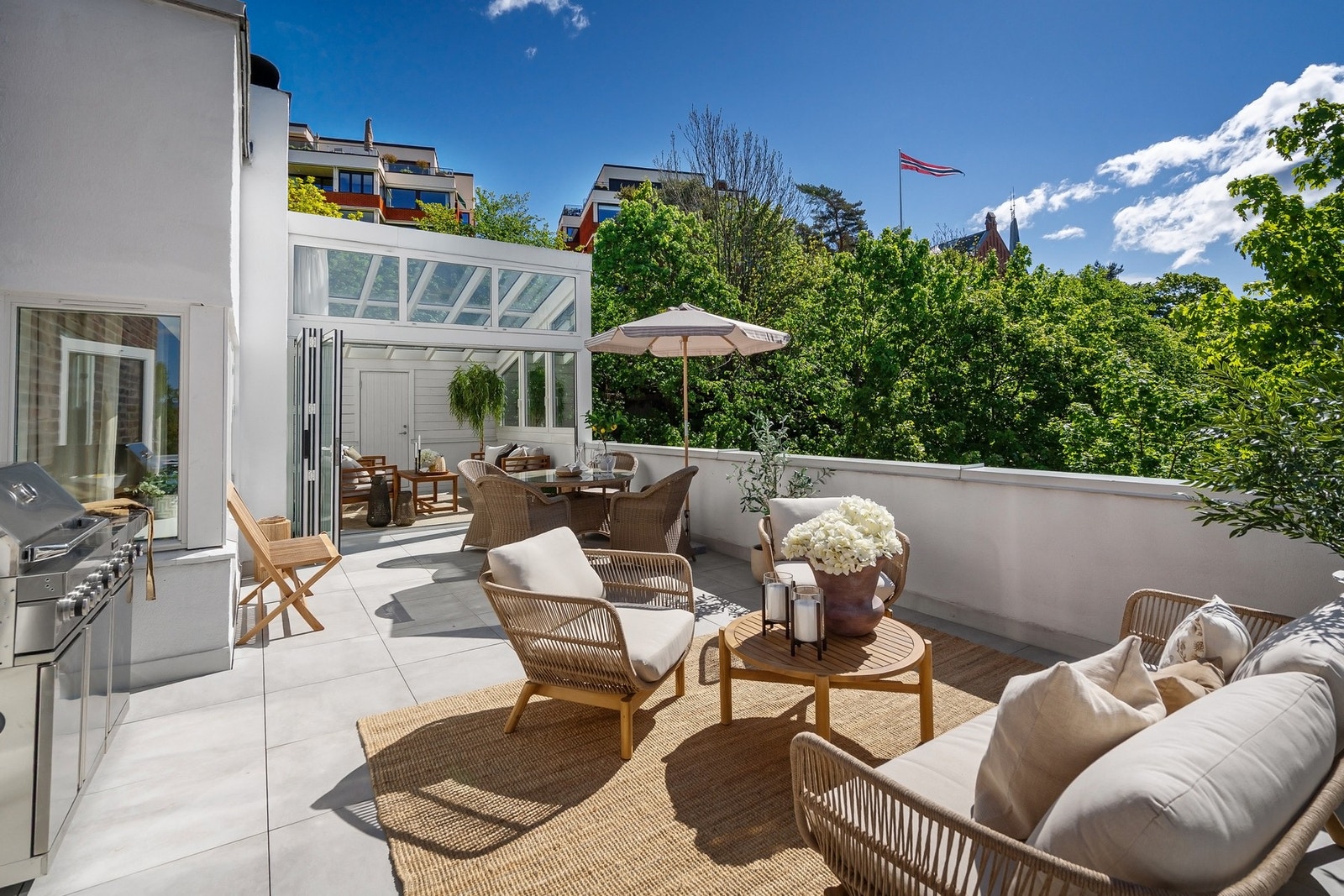 Sjelden takterrasse på hele 46 m², hvor alt tilrettelagt for sosiale sammenkomster. Galleribilde