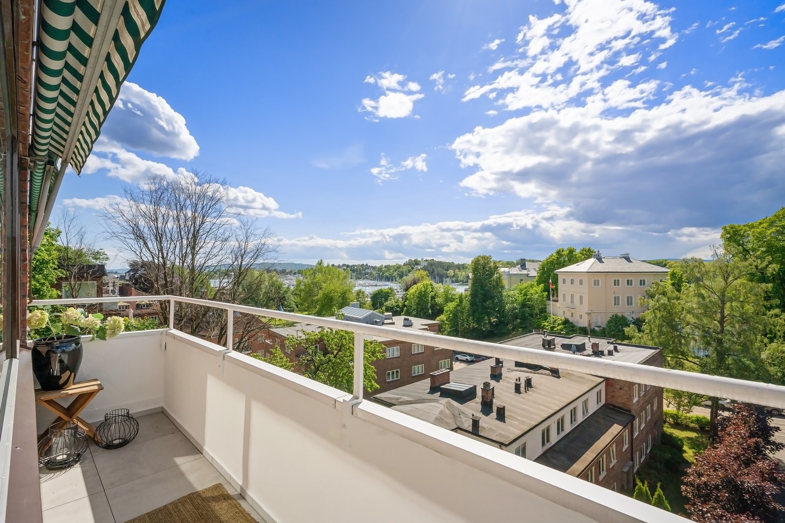 Vestvendt terrasse på 5 kvm - et perfekt sted for å nyte kveldssolen i rolige omgivelser. Galleribilde