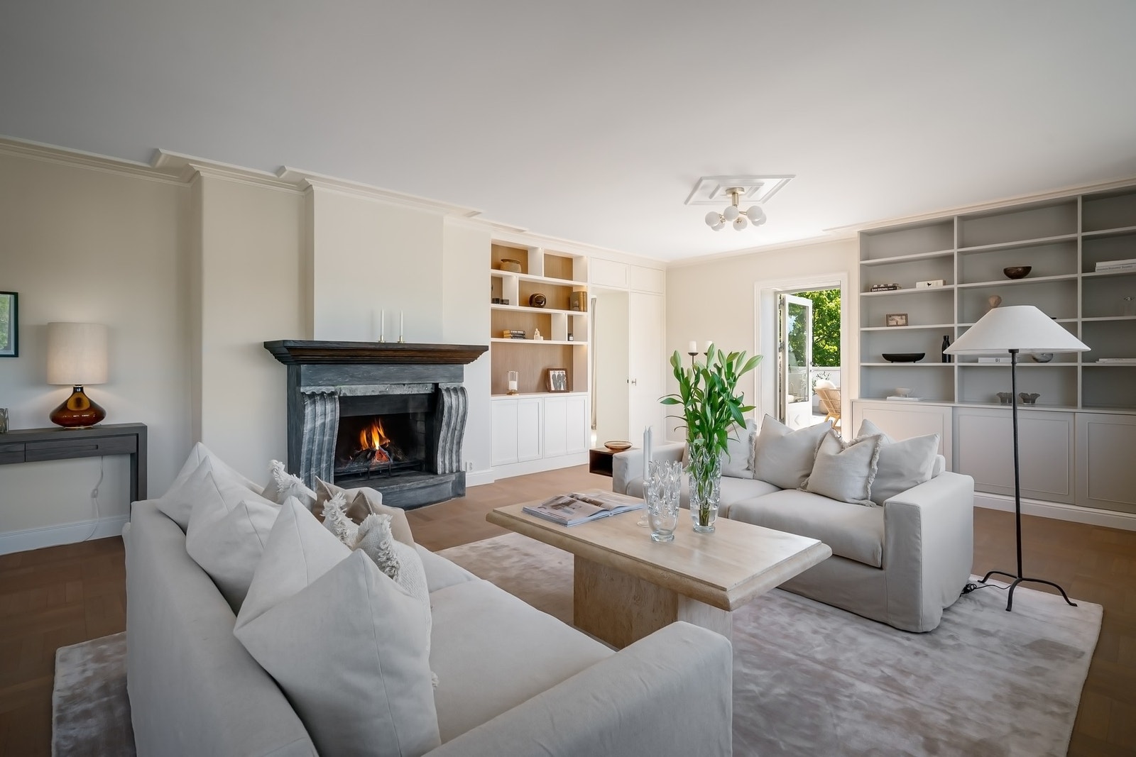Elegant, åpen peis som skaper en varm og stemningsfull atmosfære. Galleribilde