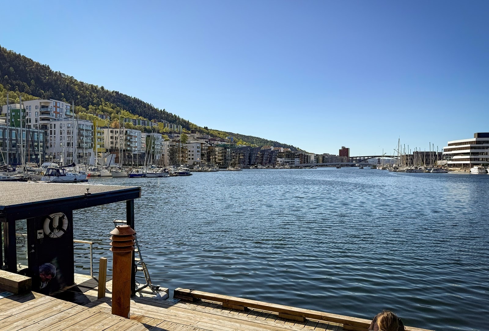 Stedet byr på flotte kaipromenader, allmenninger, småbåthavn, kajakk - slipp, kaféer, restauranter, Fløttmannsplassen, bystranden, butikker, frisør, treningssenter mm. Galleribilde