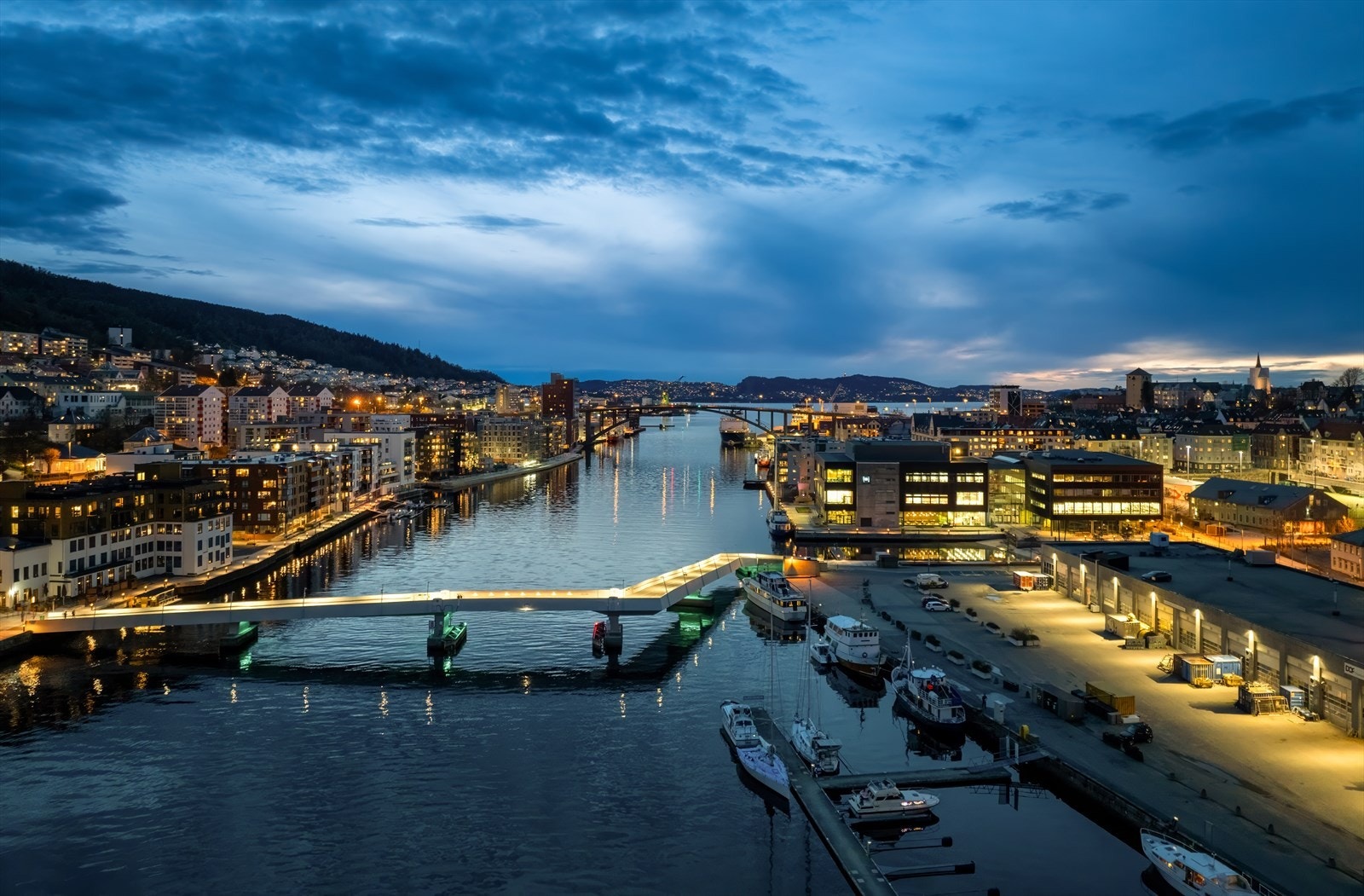 Fra Danmarksplass er det to minutters gange til populære Damsgårdssundet. Damsgårdssundet har gjennomgått en stor utvikling de siste årene. Galleribilde