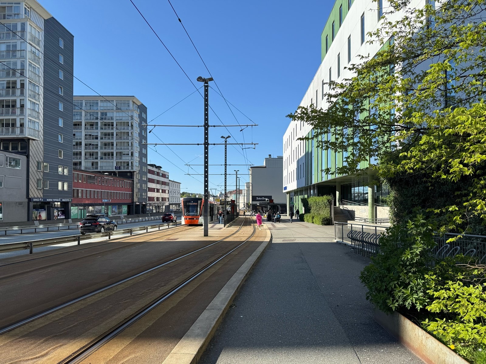 Bybanetraséen går like ved og tar deg mellom sentrum og Flesland. I tillegg er det gode bussforbindelser. Galleribilde