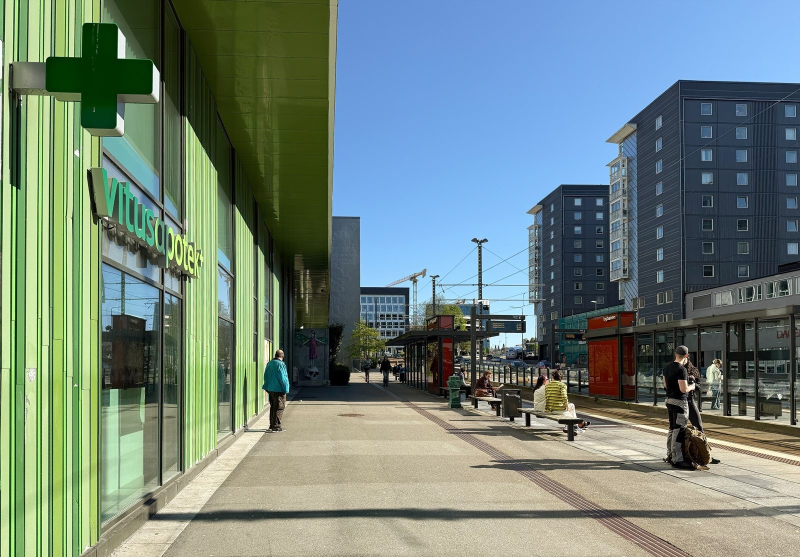 Her finner du også dagligvarebutikken Rema 1000, bakeri, apotek og posttjeneste. Galleribilde