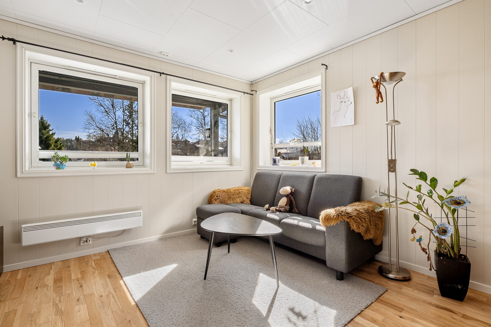 Sokkelleiligheten har to soverom, er godkjent for utleie og gir stabile leieinntekter eller fleksibilitet til egen bruk. Galleribilde