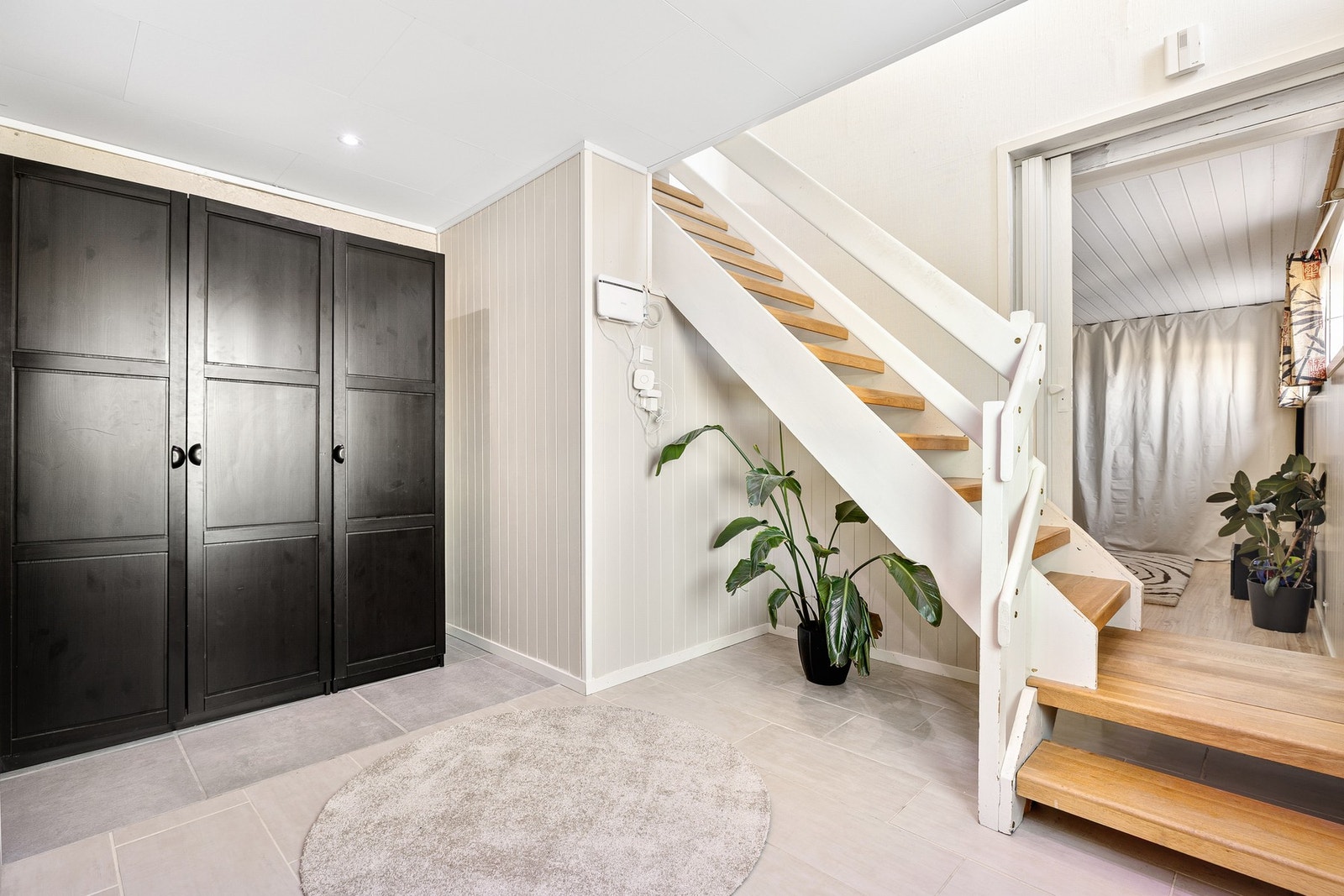 I sokkeletasjen består boligens hoveddel av en stor hall, kjellerstue og toalett. Galleribilde