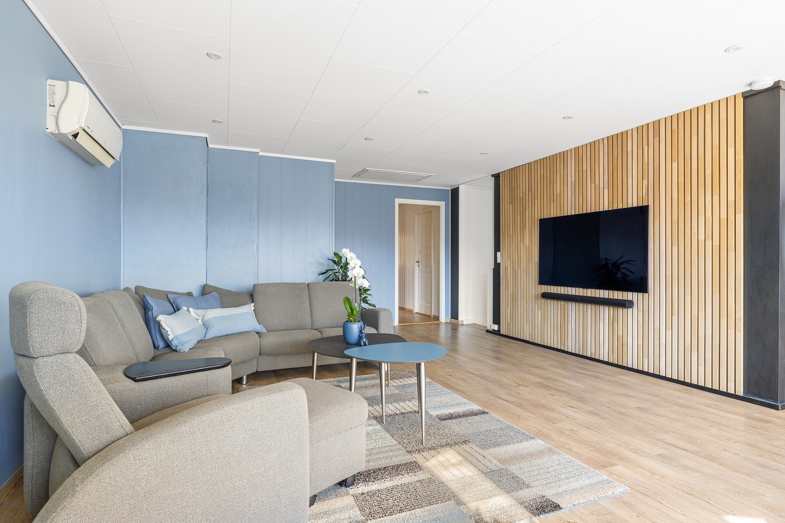 Her kan du møblere med en stor hjørnesofa med plass til hele familien. Galleribilde