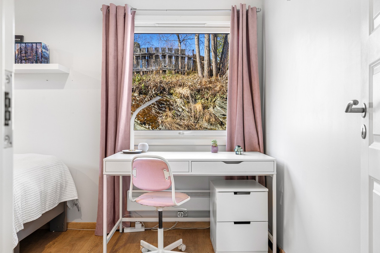 God plass til både seng og skrivepult. Galleribilde