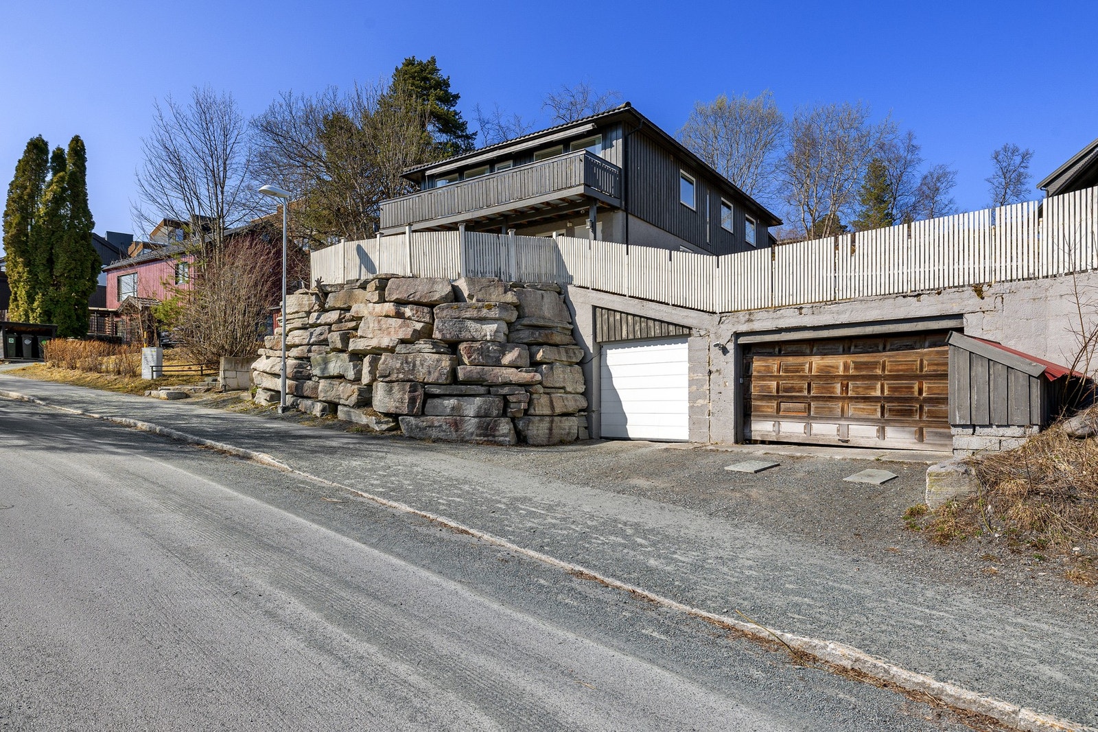 Parkering samt god oppbevaringsplass i to garasjer. Galleribilde