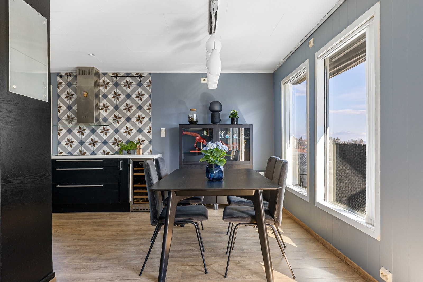 Mellom stuen og kjøkkenet er det god plass til et langt spisebord med fint utsyn. Galleribilde