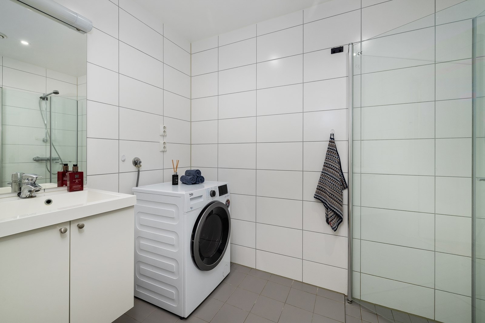 Klassisk flislagt bad/wc med opplegg og plass til vaskemaskin Galleribilde